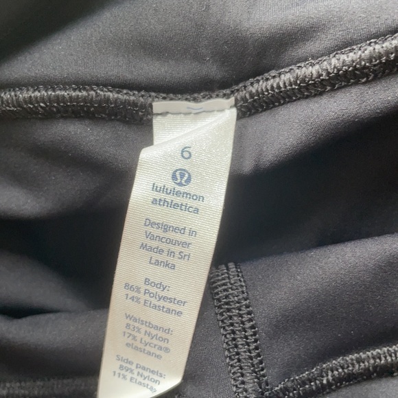 Lululemon NWOT 2.5” Inseam. Spandex lined shorts - Picture 5 of 6